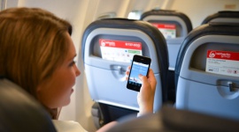 airberlin: korzystanie urządzeń elektronicznych możliwe przy starcie i lądowaniu Podróże, LIFESTYLE - Pasażerowie airberlin mogą już teraz korzystać ze swoich urządzeń elektronicznych na niemal wszystkich połączeniach krótko-, średnio- i długodystansowych, także podczas startu, lądowania i kołowania samolotu, pod warunkiem, że urządzenie pracuje w trybie samolotowym.