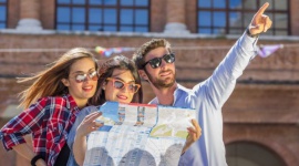 Wiosenne podróże Polaków. Dokąd polecimy na urlop i kto odwiedzi nasz kraj? Podróże, LIFESTYLE - Trzy europejskie miasta – Amsterdam, Londyn, Belgrad – znalazły się wśród najpopularniejszych wiosennych kierunków wybieranych przez Polaków, wynika z danych internetowego biura podróży Tripsta.pl.