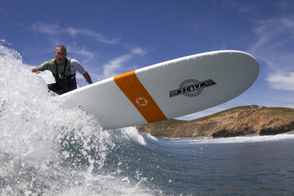 Surfing w Portugalii z Garrettem McNamara Podróże, LIFESTYLE - McNamara, zdobywca rekordu Guinnessa za surfowanie na największej fali w historii, kontynuuje w Nazaré „polowanie” na fale XXL. W zeszłym roku objechał wybrzeże Portugalii, aby sprawdzić pozostałe miejscówki. Ogłoszono konkurs, którego zwycięzca spotka się z legendarnym GMAC-iem.