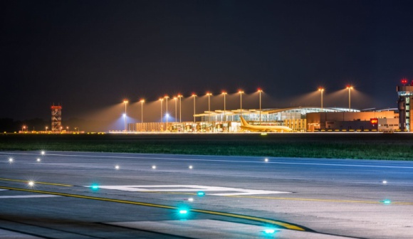 Wrocławskie lotnisko z najlepszym w Polsce systemem lądowania ILS Podróże, LIFESTYLE - Port Lotniczy Wrocław otrzymał od Urzędu Lotnictwa Cywilnego certyfikat uprawniający do wykonywania operacji startu i lądowania w ograniczonych warunkach widzialności.