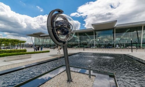 Zagadkowa instalacja przed wrocławskim lotniskiem