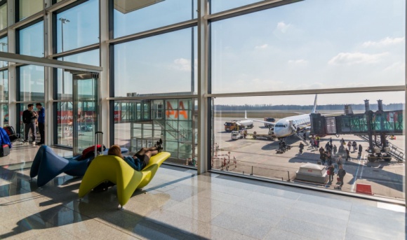 Wakacyjne wzrosty na wrocławskim lotnisku Podróże, LIFESTYLE - W lipcu w Porcie Lotniczym Wrocław obsłużono prawie 258 tysięcy pasażerów (0,7% wzrostu). W szczycie sezonu wakacyjnego wyraźnie wzrosło zainteresowanie lotami na południe Europy i do Wielkiej Brytanii. Samoloty do Malagi, Alicante czy na Teneryfę wypełnione były blisko w 100%.