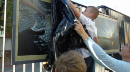 Czarna Hańcza w obiektywie Piotra Malczewskiego. Galeria na Płocie w Białymstoku Podróże, LIFESTYLE - Czarna Hańcza z lotu ptaka, impresje fotograficzne -wodne i lądowe, rozlewiska i trzcinowiska- ruszyła kolejna edycja „Galerii na płocie”. Stanowi ją kilkadziesiąt najnowszych prac fotografika i podróżnika – Piotra Malczewskiego.