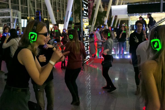 Tego jeszcze nie było – Silent Disco na lotnisku Podróże, LIFESTYLE - Dyskoteka do późnych godzin nocnych, koncert Franka Sinatry i Violetty Villas, a także liczne atrakcje dla rodzin. W sobotę minęło pięć lat od uruchomienia wrocławskiego terminalu. Z tej okazji Port Lotniczy Wrocław zorganizował koncertowe urodziny.