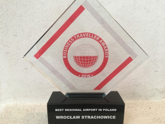 Wrocławskie lotnisko docenione przez biznesmenów Podróże, LIFESTYLE - Już po raz czwarty z rzędu Port Lotniczy Wrocław otrzymał prestiżową nagrodę Business Traveller Award dla najlepszego lotniska regionalnego w Polsce. Nagrody zostały wręczone dziś w Warszawie podczas uroczystej gali.