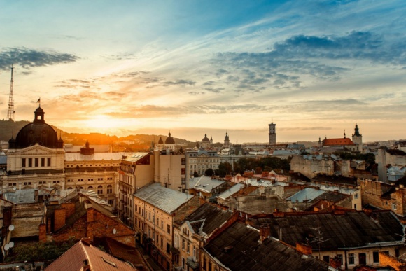 Z Wrocławia do Lwowa Podróże, LIFESTYLE - Dziś z Wrocławia wystartował pierwszy samolot do Lwowa. Rejsy na tej trasie są realizowane dwa razy w tygodniu. To jedno z siedmiu nowych połączeń lotniczych, wprowadzanych wiosną tego roku do rozkładu lotów wrocławskiego lotniska.