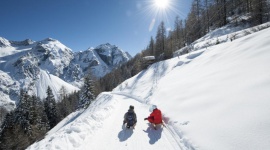 Prawdziwie śnieżna zabawa w Dolinie Stubai Podróże, LIFESTYLE - Jedna dolina a tyle atrakcji. Doskonałe warunki śniegowe i niezapomniane wrażenia czekają na tych, którzy odwiedzą cztery ośrodki narciarskie w Dolinie Stubai. Każdy znajdzie tu coś dla siebie: nartostrady, trasy freeride’owe i saneczkowe, pokazy narciarskie oraz zimowe szlaki.