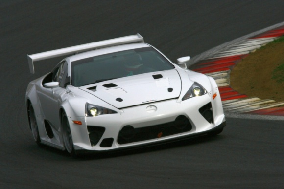 Następca Lexusa LFA całkiem możliwy Podróże, LIFESTYLE - Lexus LFA, supersamochód wyprodukowany jedynie w 500 egzemplarzach, na zawsze odmienił wizerunek japońskiej marki premium, przybliżając ją miłośnikom ostrej jazdy, a jego zdeklarowanym fanem jest nawet znany z cynicznego podejścia Jeremy Clarkson.