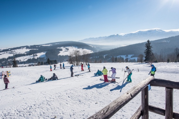 Czy wyjazd na narty to rozrywka zarezerwowana dla bogaczy? Podróże, LIFESTYLE - Zimowy wypad na narty może być naprawdę dużym wydatkiem... ale nie musi - o ile nie wybieramy się na przykład w Alpy lub Pireneje. Warto bliżej przyjrzeć się kosztom wyjazdu w polskie góry, by przekonać się, że ferie na nartach nie muszą równać się ogromnym nakładom finansowym.