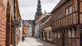 Rekordowa liczba polskich turystów w malowniczym szwedzkim Ystad! Podróże, LIFESTYLE - Coraz więcej Polaków odkrywa uroki szwedzkiego wybrzeża. Dzięki szybkim i tanim połączeniom promowym ze Świnoujścia, port w Ystad zanotował w 2017 roku rekordową liczbę pasażerów. Przeczytaj co do zaoferowania ma szwedzkie miasteczko portowe.