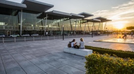 Wrocław jeszcze bliżej Azji i Ameryki. Od maja nowe możliwości przesiadek Podróże, LIFESTYLE - Z wrocławskiego lotniska do Singapuru albo Nowego Jorku? Teraz to jeszcze łatwiejsze. Od maja Air France zabierze pasażerów z Wrocławia na główne lotnisko w Paryżu im. Charles’a de Gaulle'a.