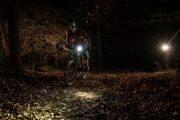 Majówka na rowerze. Z jakim oświetleniem? Podróże, LIFESTYLE - Zapewniają odpowiedni komfort jazdy i niezbędne bezpieczeństwo. Lampy rowerowe – podpowiadamy, na co zwrócić uwagę wybierając wyposażenie na majówkę na dwóch kołach.