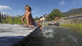 Wakacyjne przygody nad jeziorami i stawami Południowego Tyrolu Podróże, LIFESTYLE - Wielu z nas nie wyobraża sobie letniego urlopu bez piaszczystych plaż i kąpieli w morzu albo jeziorze. Południowy Tyrol słynie z licznych, równomiernie rozłożonych po całym regionie górskich jezior i stawów, które są doskonałymi akwenami do uprawiania sportów wodnych.