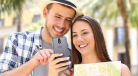 Smartfon na wakacjach Podróże, LIFESTYLE - Wakacje to czas odpoczynku, odkrywania nowych miejsc. Wyjeżdżając do Tajlandii, Hiszpanii czy na Seszele chcemy uchwycić i zapamiętać jak najwięcej.