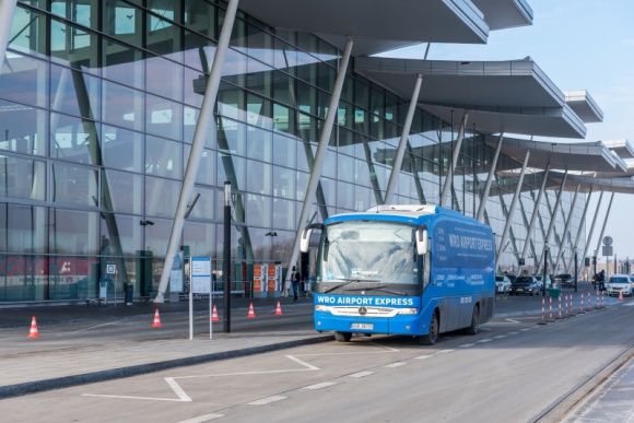 Jeszcze szybciej do Wrocławia i bezpośrednio na lotnisko Podróże, LIFESTYLE - Ruszyło nowe połączenie FlixBus. Od dziś mieszkańcy Szczecina, Gorzowa Wlkp., Zielonej Góry i Lubina szybciej dotrą do Wrocławia, i po raz pierwszy dojadą bezpośrednio na wrocławski lotnisko. Autobusy kursują dwa razy dziennie.