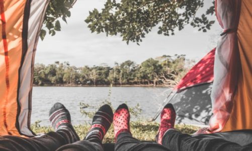 Biwakowanie czas zacząć! Jak przygotować się do wakacji pod namiotem?