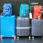 Jak nie pójść z torbami, pakując się do samolotu? O opłatach za bagaż podręczny