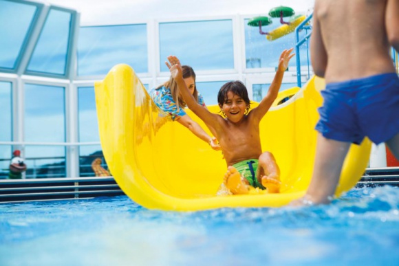 Rodzinne wakacje na statkach Costa Podróże, LIFESTYLE - Macie dzieci, więc wybór właściwego miejsca na wakacje uzależniacie od wielu czynników, na przykład fajnego placu zabaw, basenu dla dzieci, zjeżdżalni. Dobrze by było, żeby był jakiś klubik – może uda się malucha namówić na zabawę, a wy będziecie mieli wtedy chwilę dla siebie.