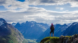 Górski niezbędnik Podróże, LIFESTYLE - Wybierając się na długo wyczekiwany urlop w górach, warto pamiętać, by odpowiednio zadbać o bezpieczeństwo. Jak przygotować się do wyjścia na szlak, by nie zaskoczyły nas dynamicznie zmieniające się warunki, radzi ekspert marki Merrell, podróżnik i himalaista Jakub Rybicki.