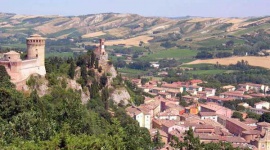 Szlakiem dobrego jedzenia i znakomitej oliwy – jesień we włoskim regionie Emilia Podróże, LIFESTYLE - Niewiele osób wie, że nie tak daleko od największych włoskich miast, jak Bolonia, Faenza i Rawenna, znajdują się niesamowicie dobrze zachowane i oryginalne zakątki. W zasięgu kilku kilometrów znaleźć można wzgórza, które nie są tak zaludnione, jak pobliski region Toskanii.