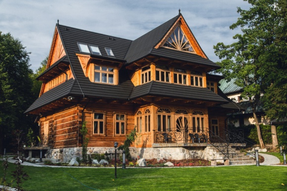 Willa Elżbiecina z 1912 roku Podróże, LIFESTYLE - Willa Elżbiecina z 1912 roku z widokiem na przedwojenne Zakopane. To architektoniczna pamiątka – zakopiańska Willa Elżbiecina z 1912 roku, w pełni nieodkryte i nieznane dotąd miejsce, które dotrwało do naszych czasów w niemal niezmienionej formie.