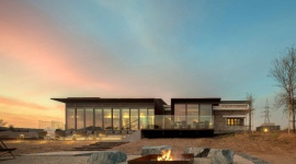 Odpoczynek na pustyni… Hotel Al Faya Lodge Podróże, LIFESTYLE - Drapacze chmur, futurystyczne centra handlowe i najbardziej luksusowe hotele na świecie to wizytówka Zjednoczonych Emiratów Arabskich. Przepych kontrastuje z surowym pięknem czerwonych piasków pustyni, które można podziwiać z tarasu hotelu Al Faya Lodge u podnóża góry Alvaah.