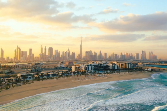 Odwiedź Dubaj – bezpieczne i tętniące życiem miasto Podróże, LIFESTYLE - Jeśli szukasz opcji na bezpieczne i interesujące wakacje, Dubaj wydaje się idealnym rozwiązaniem. Możesz skorzystać z bezpiecznych i wygodnych połączeń lotniczych liniami Emirates z Warszawy do Dubaju.