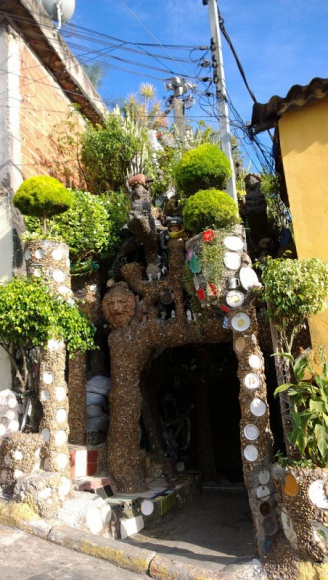 „Brazylijski Gaudi” - geniusz architektury ze slumsów Sao Paulo Podróże, LIFESTYLE - Estevao Silva da Conceicao ma dziś 61 lat, urodzony w Santo, w głębi Bahia w biednej wielodzietnej rodzinie „Brazylijski Gaudí” uczył się tylko do czwartej klasy podstawówki