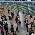 Nowoczesna ewakuacja lotniska i dworca – jak technologia zapewnia podróżnym bezpieczeństwo?